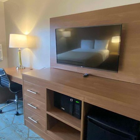 Baymont By Wyndham Oshkosh Airport Hotel Kültér fotó