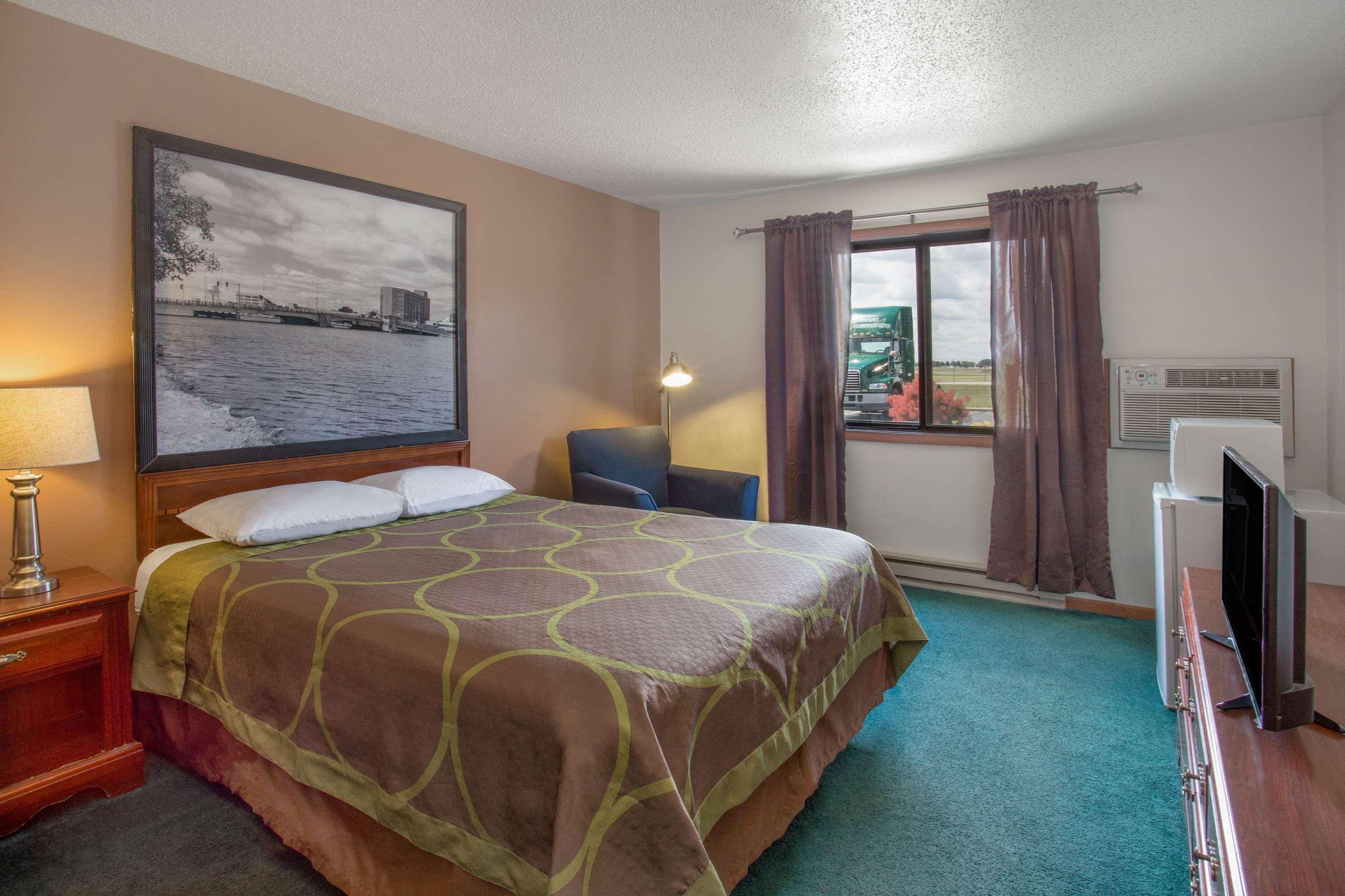 Baymont By Wyndham Oshkosh Airport Hotel Kültér fotó