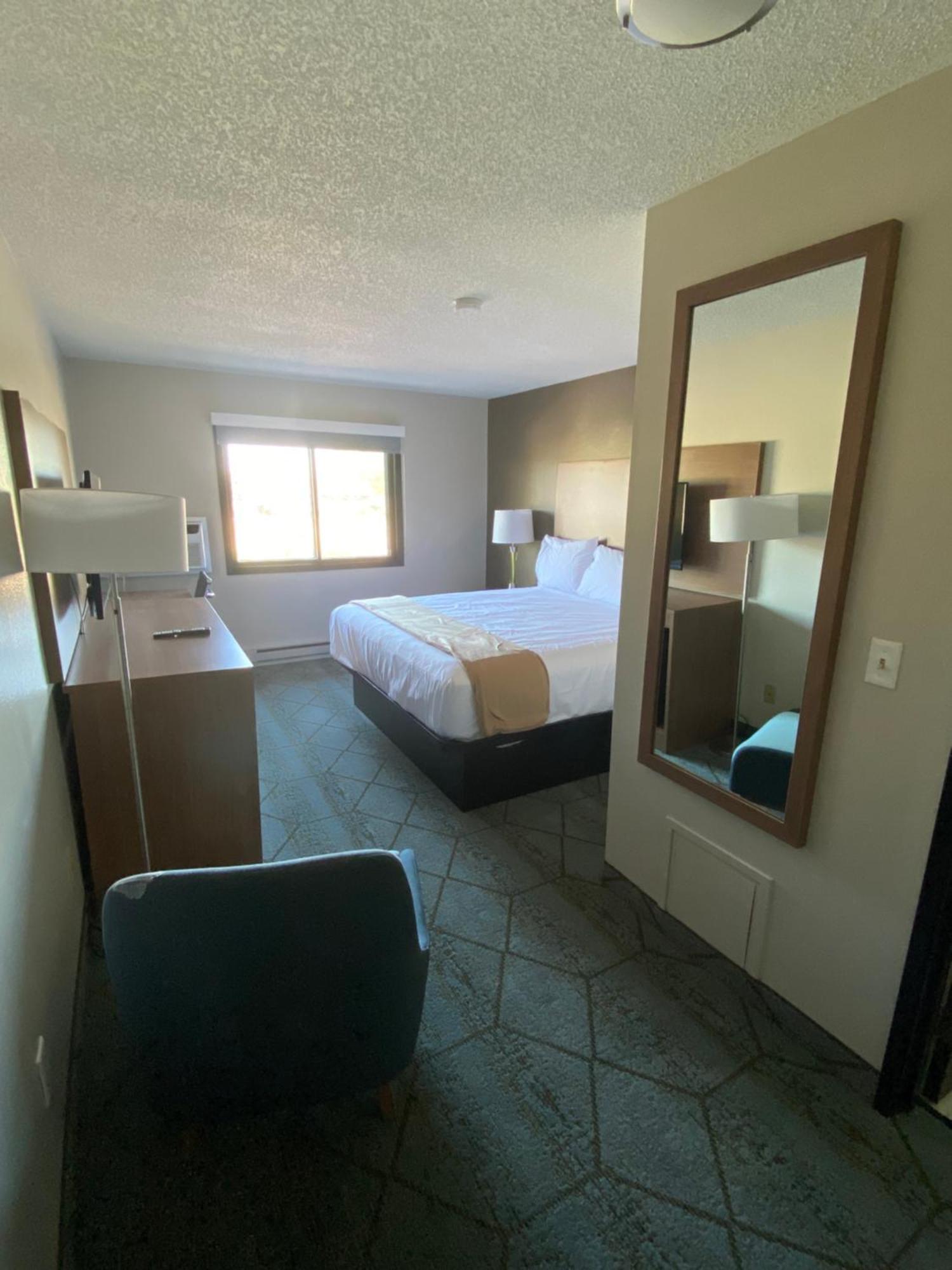 Baymont By Wyndham Oshkosh Airport Hotel Kültér fotó