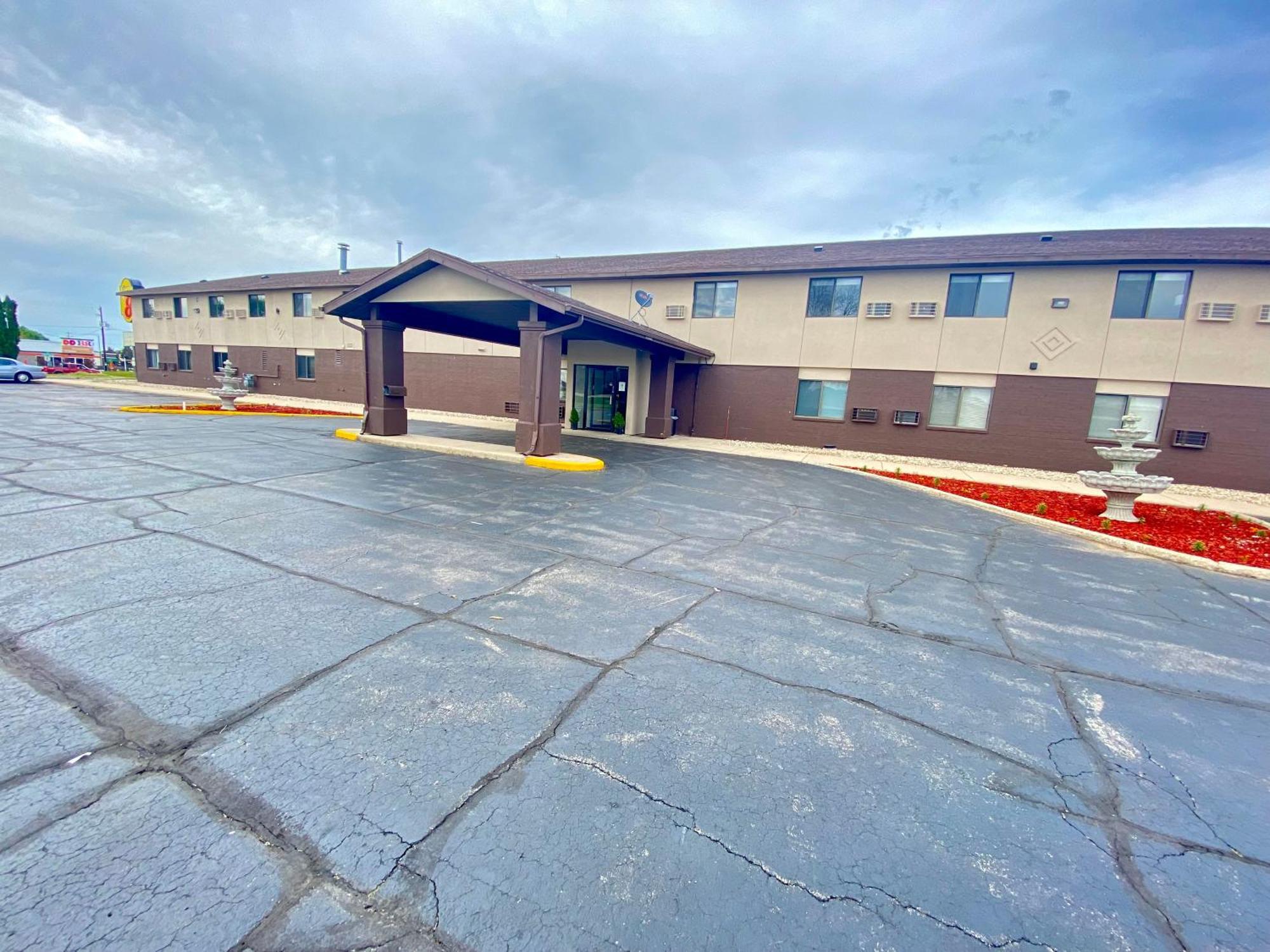 Baymont By Wyndham Oshkosh Airport Hotel Kültér fotó