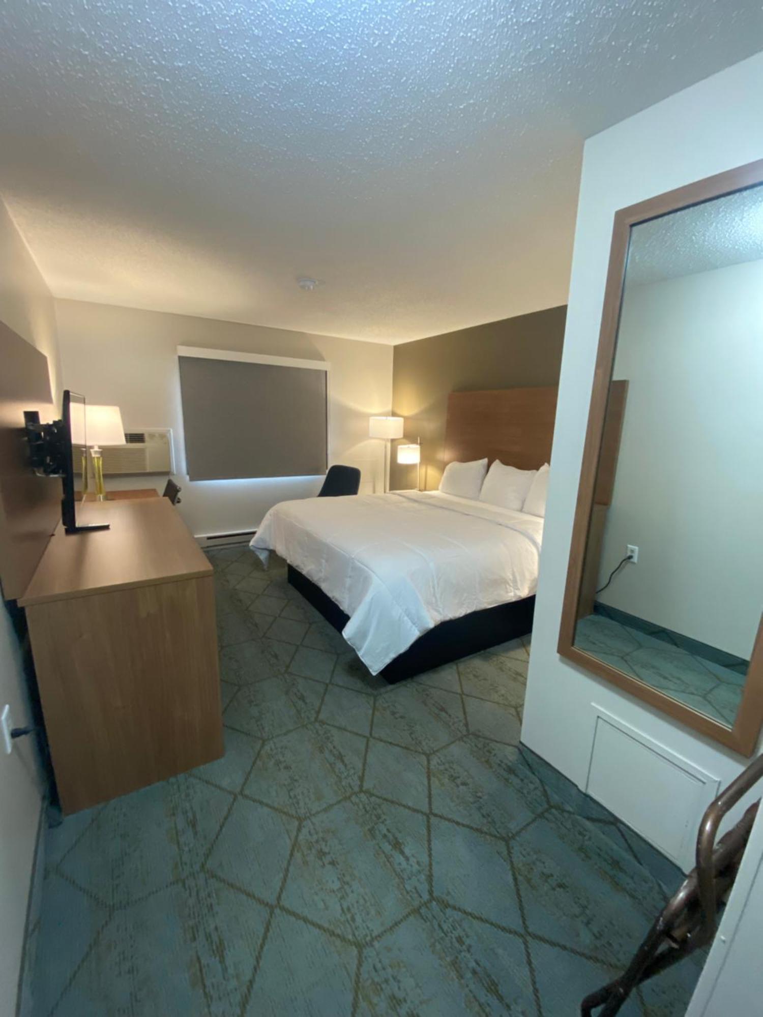 Baymont By Wyndham Oshkosh Airport Hotel Kültér fotó